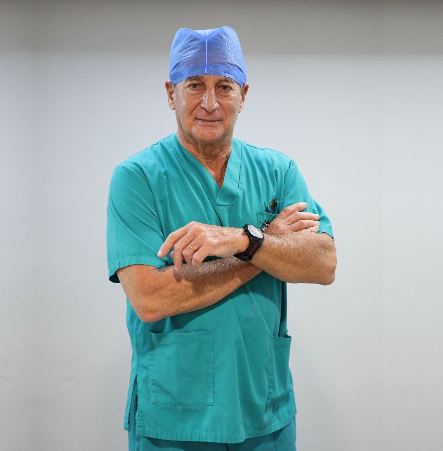 Dr Gabriel Lasry en tenue de bloc, chirurgien vasculaire à Casablanca spécialisé dans le traitement des varices et des veines