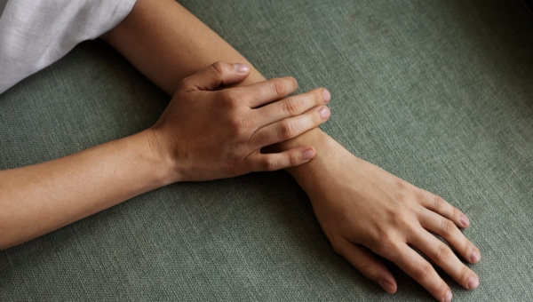 Veines bleues très apparentes sur les mains : causes, solutions et traitements efficaces