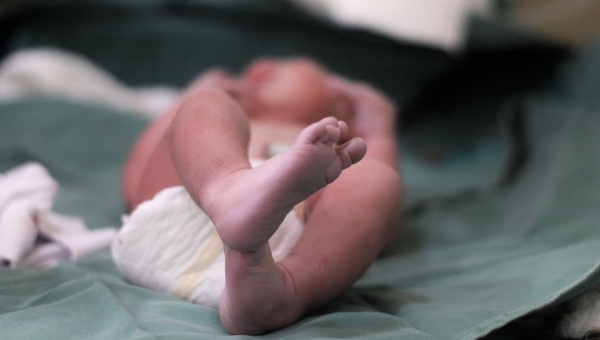 Accouchement non assisté (freebirth) : risques réels et alternatives sûres en France