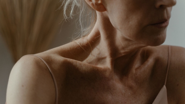 Veines Visibles sur la Poitrine : Causes, Risques et Traitements