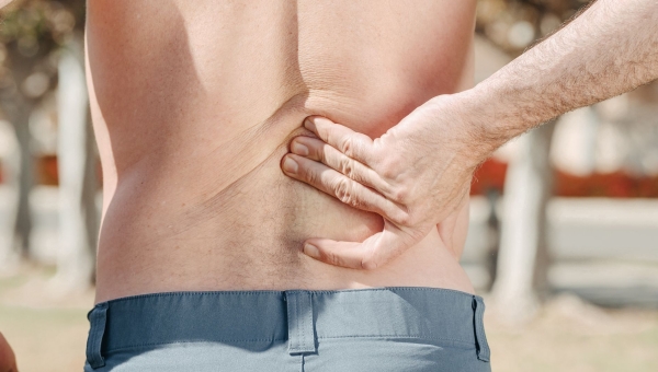 Mal de dos (lombalgie) : causes, traitements efficaces et quand consulter