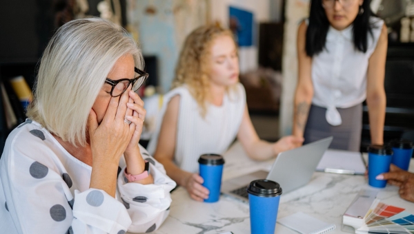 Ménopause : symptômes, bouffées de chaleur et traitements hormonaux
