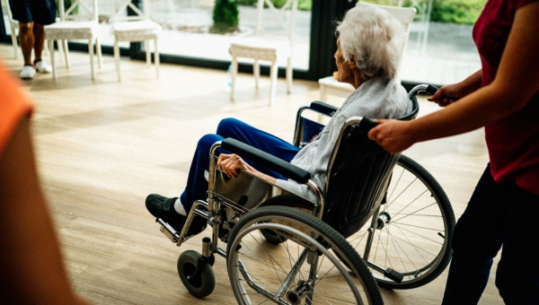 Maintien à domicile des seniors au Maroc : prix, démarches et accompagnement 2026