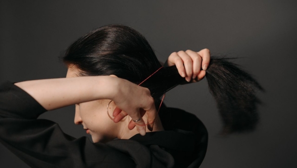 Greffe de cheveux femme sans rasage : causes, technique DHI, prix et résultats (Guide 2026)
