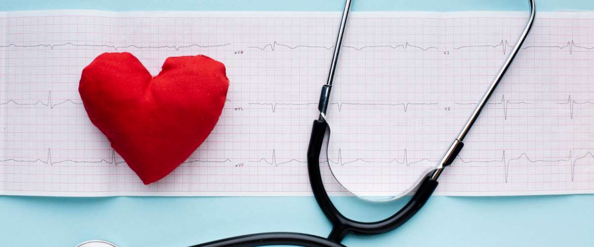 Cardiologue et patient dans une clinique de Casablanca — bilan cardiaque pour Mauritaniens